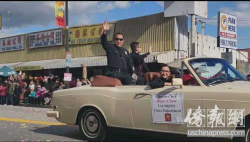 候任洛市警局副局长周宝来(Blake Chow)参加2019年金龙大游行。侨报记者李青蔚摄