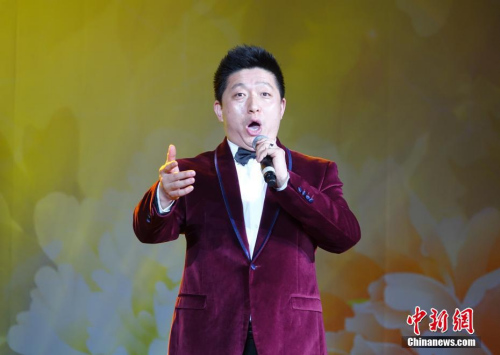 图为男高音歌唱家田彦演唱《在那遥远的地方》。<a target='_blank' href='http://www.chinanews.com/'>中新社</a>记者 周欣嫒 摄 图为男高音歌唱家田彦演唱《在那遥远的地方》。<a target='_blank' href='http://www.chinanews.com/'>中新社</a>记者 周欣嫒 摄