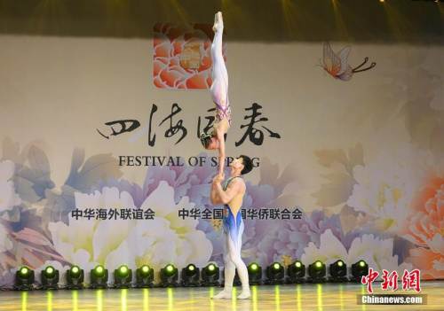 图为来自大连战士红星艺术团的孙艺娜、周杰表演杂技《蝶恋》。<a target='_blank' href='http://www.chinanews.com/'>中新社</a>记者 周欣嫒 摄 图为来自大连战士红星艺术团的孙艺娜、周杰表演杂技《蝶恋》。<a target='_blank' href='http://www.chinanews.com/'>中新社</a>记者 周欣嫒 摄