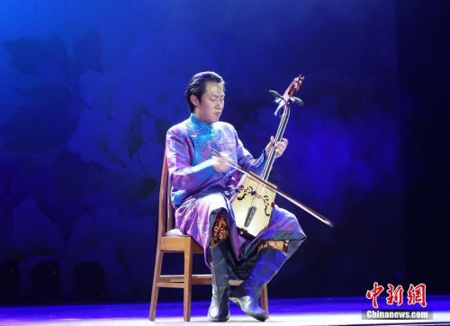 图为中央民族歌舞团青年马头琴演奏家张铎表演《万马奔腾》。<a target='_blank' href='http://www.chinanews.com/'>中新社</a>记者 周欣嫒 摄 图为中央民族歌舞团青年马头琴演奏家张铎表演《万马奔腾》。<a target='_blank' href='http://www.chinanews.com/'>中新社</a>记者 周欣嫒 摄