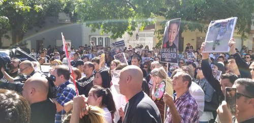 拉普拉塔华人街头抗议,就男童溺亡一案向校方讨公正(图片来源:拉普拉塔商会) 拉普拉塔华人街头抗议,就男童溺亡一案向校方讨公正(图片来源:拉普拉塔商会)