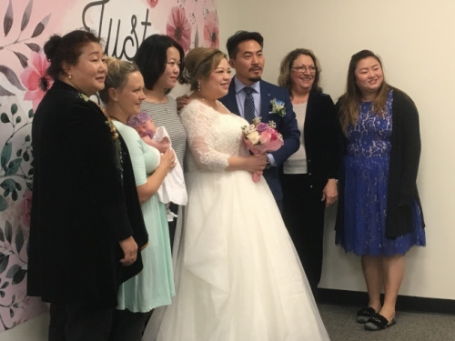 　由于办理一场传统婚礼花费高、程序繁琐，现在许多美国华人年轻人更倾向于“公证结婚”，既简单又具意义。(美国《世界日报》资料图)