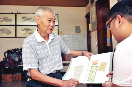  刘善弼向记者展示他的收藏。