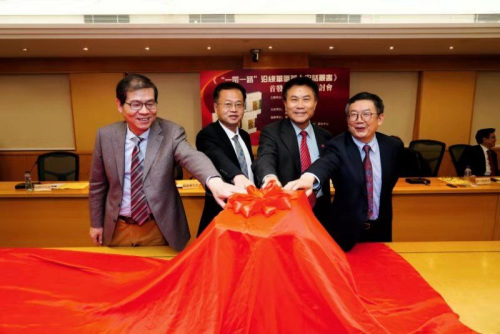 图为嘉宾为新书揭幕,从左到右暨南大学华侨华人研究院教授张应龙、广东省侨联文化部部长杨春华、岭南大学校长郑国汉、清华大学华商研究中心主任龙登高教授。 图为嘉宾为新书揭幕,从左到右暨南大学华侨华人研究院教授张应龙、广东省侨联文化部部长杨春华、岭南大学校长郑国汉、清华大学华商研究中心主任龙登高教授。