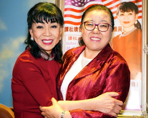 休斯敦华文作家协会会长陈瑞林(右)与谭秋晴合影。(美国《世界日报》/贾忠 摄) 休斯敦华文作家协会会长陈瑞林(右)与谭秋晴合影。(美国《世界日报》/贾忠 摄)
