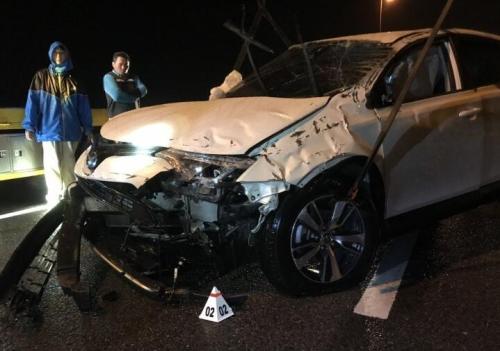 　台湾一辆休旅车7日凌晨在高速公路，疑因擦撞护栏后侧翻，造成1死2伤。(图：台湾《联合报》/记者胡蓬生 翻摄)