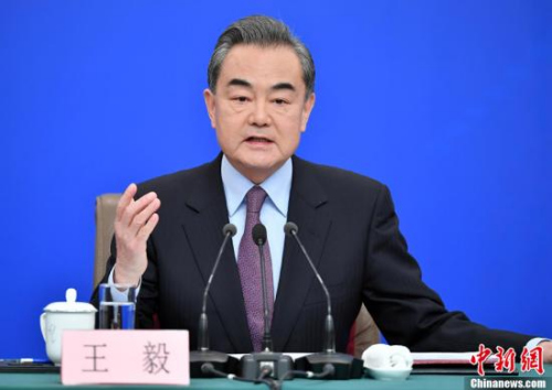 3月8日,十三届全国人大二次会议新闻中心举行记者会,邀请国务委员兼外交部长王毅就“中国外交政策和对外关系”相关问题回答中外记者提问。<a target='_blank' href='http://www.chinanews.com/'>中新社</a>记者 侯宇 摄 3月8日,十三届全国人大二次会议新闻中心举行记者会,邀请国务委员兼外交部长王毅就“中国外交政策和对外关系”相关问题回答中外记者提问。<a target='_blank' href='http://www.chinanews.com/'>中新社</a>记者 侯宇 摄