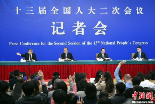 3月8日,十三届全国人大二次会议新闻中心举行记者会,邀请国务委员兼外交部长王毅就“中国外交政策和对外关系”相关问题回答中外记者提问。<a target='_blank' href='http://www.chinanews.com/'>中新社</a>记者 侯宇 摄 3月8日,十三届全国人大二次会议新闻中心举行记者会,邀请国务委员兼外交部长王毅就“中国外交政策和对外关系”相关问题回答中外记者提问。<a target='_blank' href='http://www.chinanews.com/'>中新社</a>记者 侯宇 摄