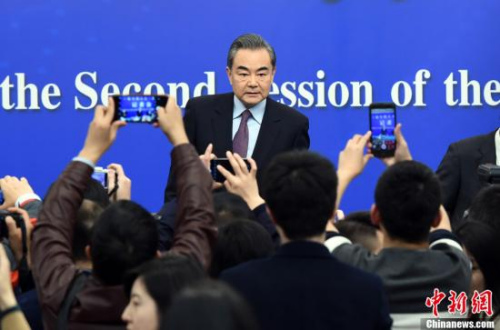 　3月8日，十三届全国人大二次会议新闻中心举行记者会，邀请国务委员兼外交部长王毅就“中国外交政策和对外关系”相关问题回答中外记者提问。<a target='_blank' href='http://www.chinanews.com/'>中新社</a>记者 侯宇 摄