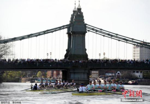 　资料图片：牛津剑桥赛艇对抗赛在英国伦敦泰晤士河上举行。