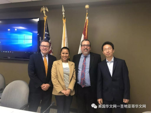 图右一: 徐佶翮(图片来源:美国华文网一圣地亚哥华文网微信公众号) 图右一: 徐佶翮(图片来源:美国华文网一圣地亚哥华文网微信公众号)