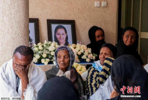 当地时间3月11日，埃塞尔比亚亚的斯亚贝巴，埃塞俄比亚航空坠机遇难者家属在家中悼念。10日，埃塞俄比亚航空公司一架从亚的斯亚贝巴飞往肯尼亚内罗毕的客机在起飞后不久坠毁，机上149名乘客和8名机组人员无一生还。