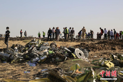当地时间3月11日，在埃塞俄比亚首都亚的斯亚贝巴附近，救援人员在坠机现场清理飞机残骸。