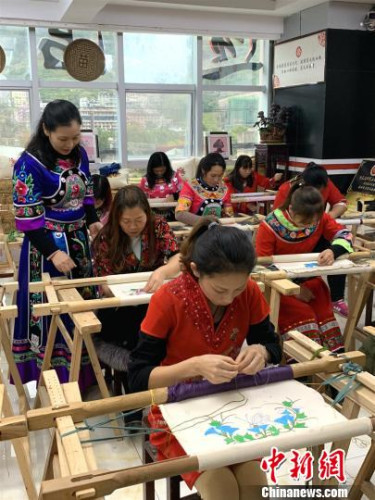 图为李绍玉在“彭水苗绣”培训班上指导学员。受访者供图 图为李绍玉在“彭水苗绣”培训班上指导学员。受访者供图