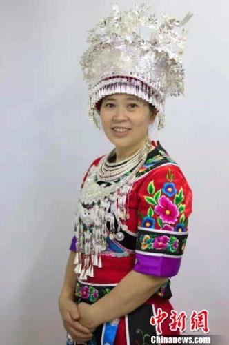 图为全国人大代表、重庆市荣玉民族服装厂苗家刺绣技术员李绍玉。受访者供图 图为全国人大代表、重庆市荣玉民族服装厂苗家刺绣技术员李绍玉。受访者供图