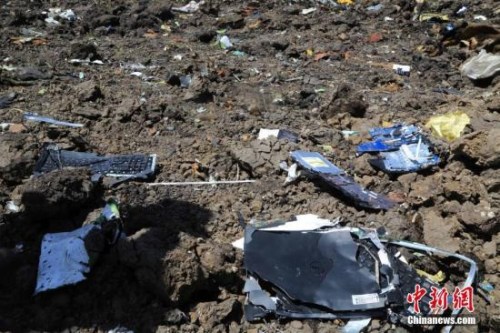 3月12日，埃塞俄比亚航空公司失事航班ET302的救援工作基本结。图为事故现场散落的遇难者的笔记本电脑残骸。<a target='_blank' href='http://www.chinanews.com/'>中新社</a>记者 王曦 摄