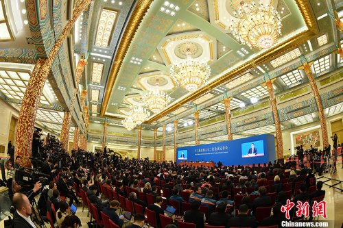 3月15日,十三届全国人大二次会议闭幕后,中国国务院总理李克强在北京人民大会堂金色大厅会见采访十三届全国人大二次会议的中外记者并回答记者提出的问题。<a target='_blank' href='http://www.chinanews.com/'>中新社</a>记者 侯宇 摄 3月15日,十三届全国人大二次会议闭幕后,中国国务院总理李克强在北京人民大会堂金色大厅会见采访十三届全国人大二次会议的中外记者并回答记者提出的问题。<a target='_blank' href='http://www.chinanews.com/'>中新社</a>记者 侯宇 摄