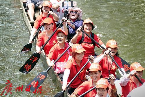 2018年5月22日，起龙舟后，泮塘女子龙舟队兴高彩烈地在荔枝湾试扒龙船。