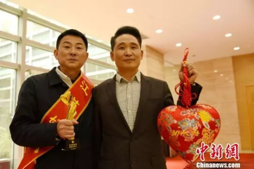 图为孙胜荣（右）与恩人（左）