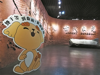 小狮太宝在博物馆入口欢迎游客。