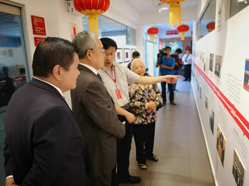 嘉宾们认真观看天主教大学孔子学院十年发展图片展览