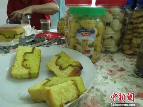 海南彬村山华侨农场归侨自己制作的螺壳糕、中国糕、菊花糕、南瓜糕、榴莲糕、菠萝糕、星星饼。张茜翼 摄