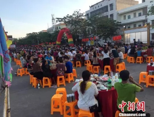 侨港镇千人龙舟百福宴 翟李强 摄 侨港镇千人龙舟百福宴 翟李强 摄