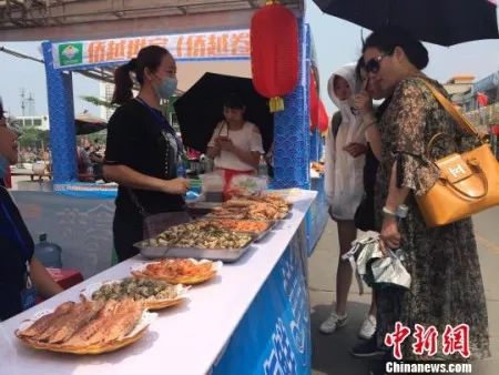 海鲜美食引游客驻足 翟李强 摄 海鲜美食引游客驻足 翟李强 摄