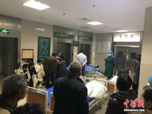 伤者正在医院等待接受救治。 谷华 摄 伤者正在医院等待接受救治。 谷华 摄
