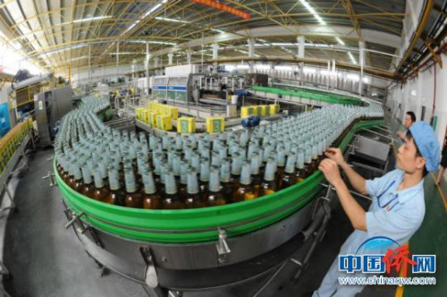 图为开发区啤酒企业生产线 钟欣 摄 图为开发区啤酒企业生产线 钟欣 摄