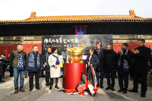 2019年1月5日，嘉宾们共同为“韩美林生肖艺术大展”揭幕
