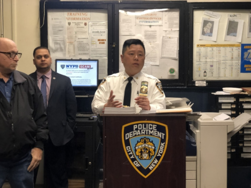 纽约市警五分局局长吴铭恒(右)提醒民众预防电信诈骗。(来源：美国《世界日报》记者张晨 摄)