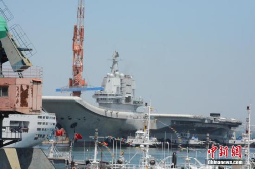 资料图:2018年5月18日,中国第二艘航母完成首次出海试验返抵大连造船厂码头。<a target='_blank' href='http://www.chinanews.com/'>中新社</a>记者 杨毅 摄 资料图:2018年5月18日,中国第二艘航母完成首次出海试验返抵大连造船厂码头。<a target='_blank' href='http://www.chinanews.com/'>中新社</a>记者 杨毅 摄