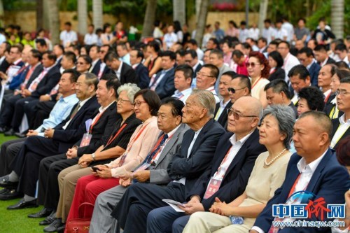 图为出席开幕式的华人华侨。骆云飞 摄