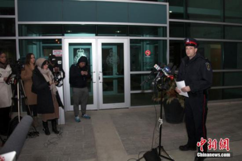 资料图:加拿大安大略省约克区警察局发言人于当地时间3月26日晚向媒体披露,一名22岁陆姓(音译,Wanzhen LU)中国男性留学生在加拿大大多伦多地区万锦市(Markham)遭到绑架三天后终于被找到,生命无虞。但因嫌犯尚未落网,此案调查尚未终结。 <a target='_blank' href='http://www.chinanews.com/'>中新社</a>记者 余瑞冬 摄 资料图:加拿大安大略省约克区警察局发言人于当地时间3月26日晚向媒体披露,一名22岁陆姓(音译,Wanzhen LU)中国男性留学生在加拿大大多伦多地区万锦市(Markham)遭到绑架三天后终于被找到,生命无虞。但因嫌犯尚未落网,此案调查尚未终结。 <a target='_blank' href='http://www.chinanews.com/'>中新社</a>记者 余瑞冬 摄