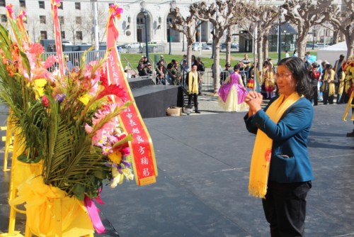 库比蒂诺副市长赵良方献花圈拜祖。(记者李晗 / 摄影) 库比蒂诺副市长赵良方献花圈拜祖。(记者李晗 / 摄影)