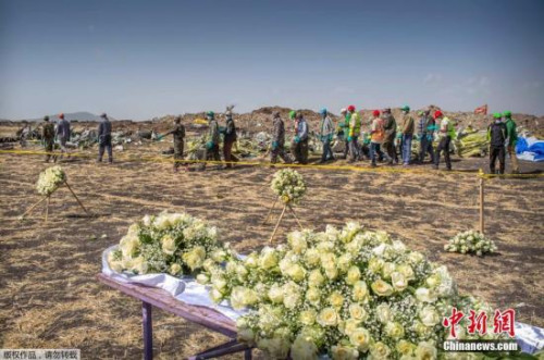 资料图：埃航坠机事故现场摆放鲜花祭奠遇难者。