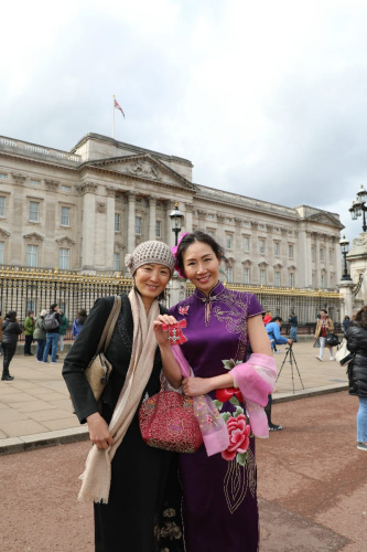 授勋结束后，朱小久和姐姐在白金汉宫门口合影。（图片来源：欧洲时报记者侯清源 摄）