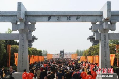 4月7日,农历三月初三,己亥年黄帝故里拜祖大典典礼在郑州举行,来自40多个国家和地区的近万华人代表出席。王中举 摄 4月7日,农历三月初三,己亥年黄帝故里拜祖大典典礼在郑州举行,来自40多个国家和地区的近万华人代表出席。王中举 摄