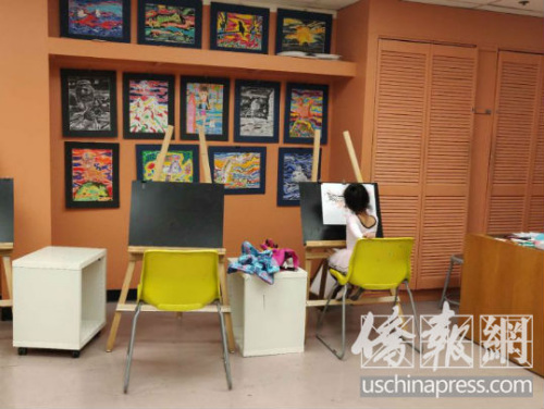 小女孩在中文学校内学画画。(美国《侨报》/李青蔚 摄) 小女孩在中文学校内学画画。(美国《侨报》/李青蔚 摄)