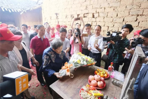 巫漪丽在《经典咏流传》节目上的弹奏。(来源：央视视频截图)