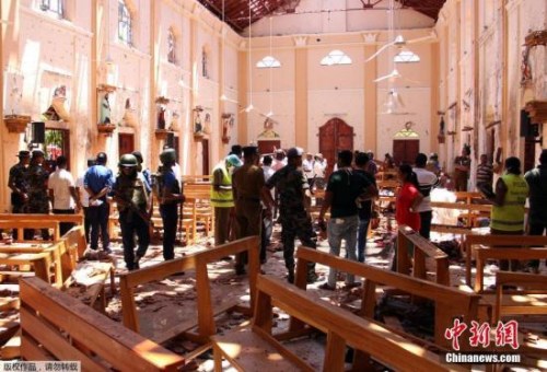 斯里兰卡多个教堂和高级酒店4月21日复活节当天发生爆炸，已造成数百人伤亡。斯里兰卡安全官员正展开调查。最新消息称，目前已确认两名嫌犯身份。图为警方和安全官员正在发生爆炸的教堂进行现场勘查。