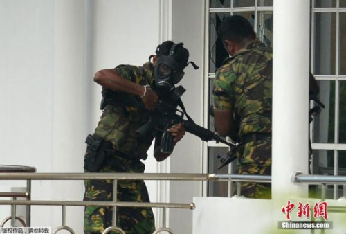 当地时间4月21日，斯里兰卡发生数起爆炸，已造成207人死亡，450人受伤。斯里兰卡部长表示，斯里兰卡就爆炸案逮捕了七人。目前尚无任何组织或个人宣称对爆炸负责。图为斯里兰卡特别行动组(STF)在搜捕嫌疑人。