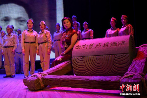 4月23日晚,情景组歌《南侨颂》在昆明上演。部分南侨机工后人登台演绎先辈们回国抗战的故事,冀以此让更多人铭记南侨机工的历史和精神。今年,是南侨机工回国抗战80周年。<a target='_blank' href='http://www.chinanews.com/'>中新社</a>记者 任东 摄 4月23日晚,情景组歌《南侨颂》在昆明上演。部分南侨机工后人登台演绎先辈们回国抗战的故事,冀以此让更多人铭记南侨机工的历史和精神。今年,是南侨机工回国抗战80周年。<a target='_blank' href='http://www.chinanews.com/'>中新社</a>记者 任东 摄