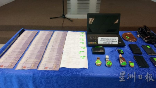 警方在这起逮捕事件中,起获20万令吉的财物,包括3万令吉现金。 警方在这起逮捕事件中,起获20万令吉的财物,包括3万令吉现金。