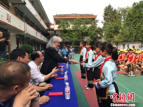 德国汉学家海佩春帮助贵州山区孩子。 德国汉学家海佩春帮助贵州山区孩子。