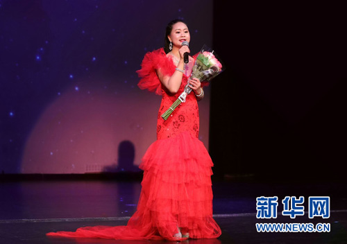 5月4日晚,在美国芝加哥,歌手袁明清演唱邓丽君歌曲《漫步人生路》。汪平 摄 5月4日晚,在美国芝加哥,歌手袁明清演唱邓丽君歌曲《漫步人生路》。汪平 摄