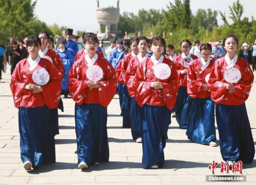汉服爱好者参加文化节活动。<a target='_blank' href='http://www.chinanews.com/'>中新社</a>发 钟欣摄 汉服爱好者参加文化节活动。<a target='_blank' href='http://www.chinanews.com/'>中新社</a>发 钟欣摄