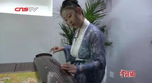 皇甫月骅穿汉服弹古琴。来源:中新视频截图 皇甫月骅穿汉服弹古琴。来源:中新视频截图