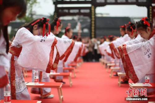 资料图:身着汉服的孩子们学习礼仪。<a target='_blank' href='http://www.chinanews.com/'>中新社</a>记者泱波摄 资料图:身着汉服的孩子们学习礼仪。<a target='_blank' href='http://www.chinanews.com/'>中新社</a>记者泱波摄